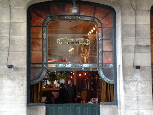  par la fenêtre de la brasserie Excelsior
